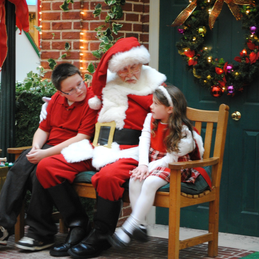 Дед мороз дарит подарки