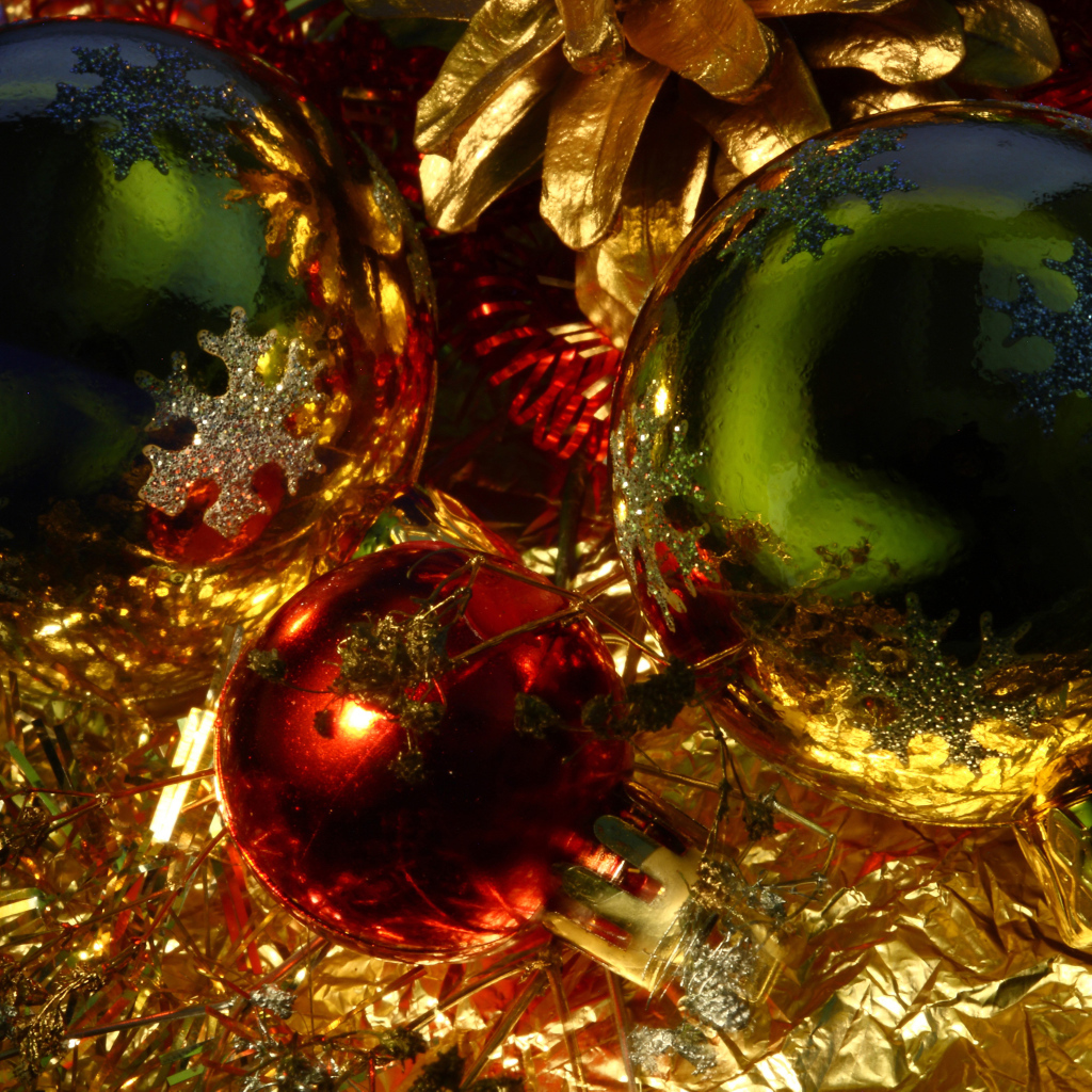 Сияющие ёлочные игрушки