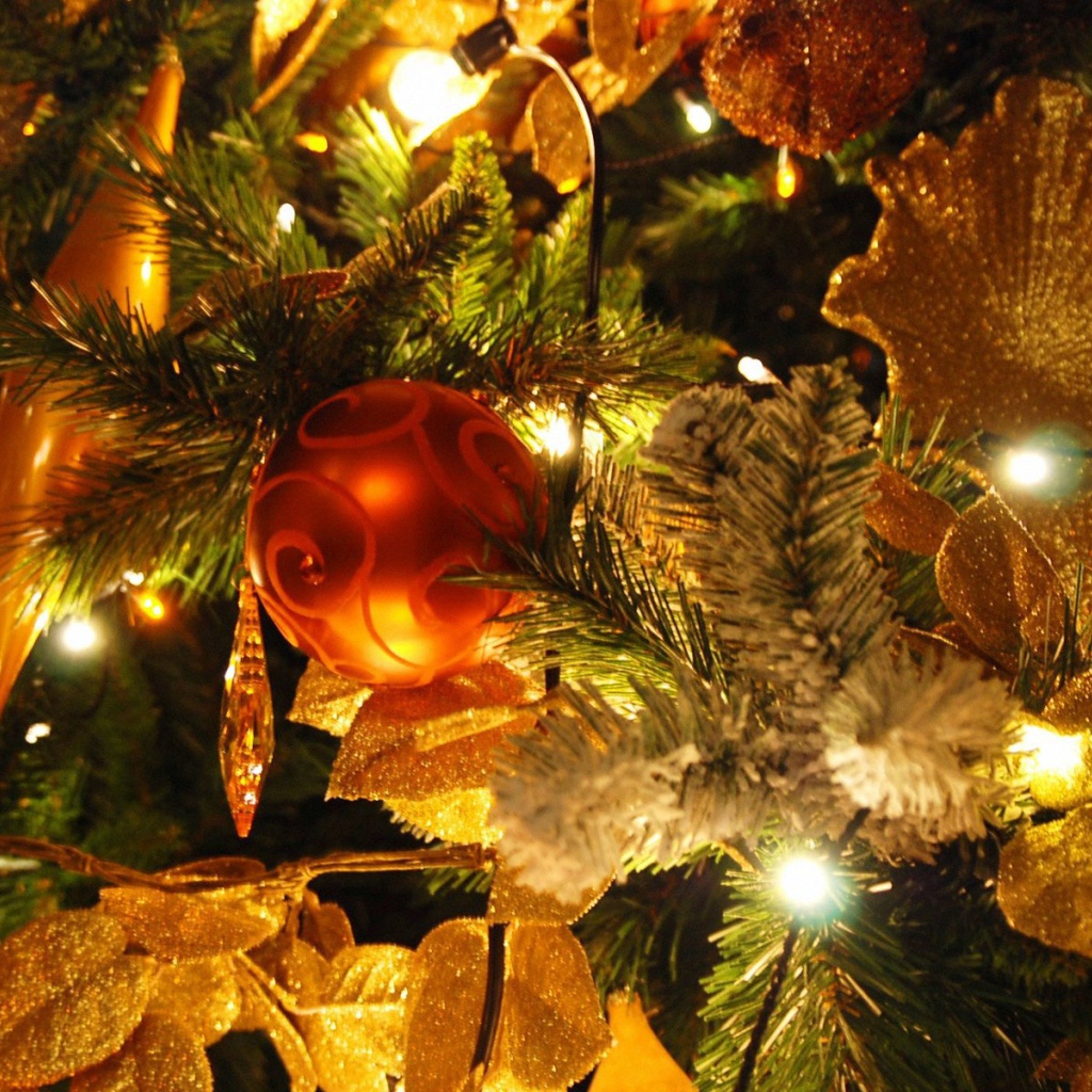 расивая Новогодняя елка с небольшой красный игрушкой