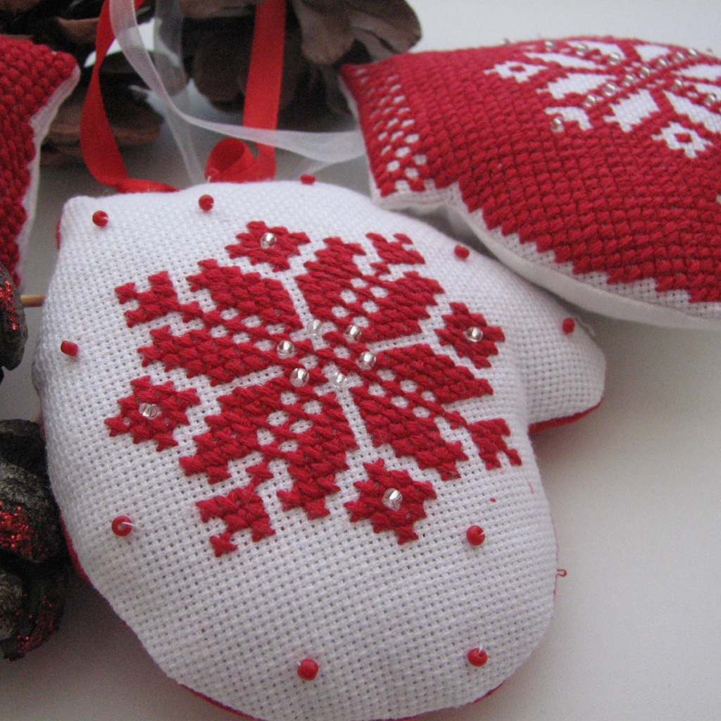 Первые елочные игрушки