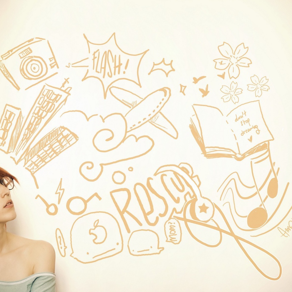 Девушка в очках смотрит на рисунки