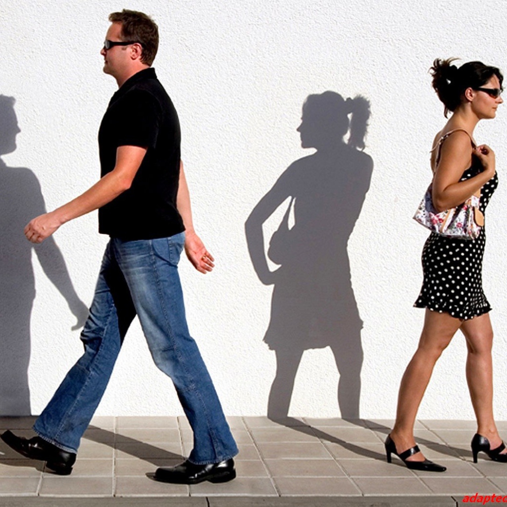 Тени людей оглянулись