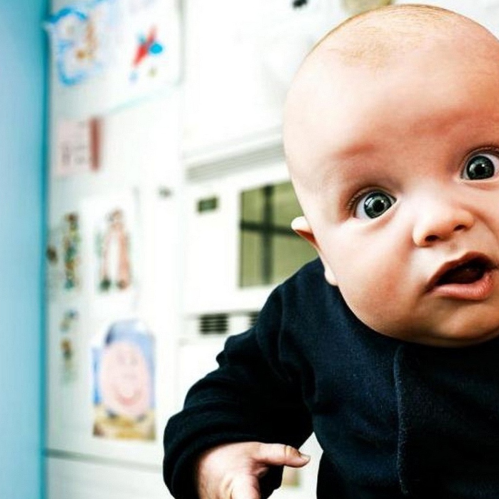 Ребенок корчит лицо