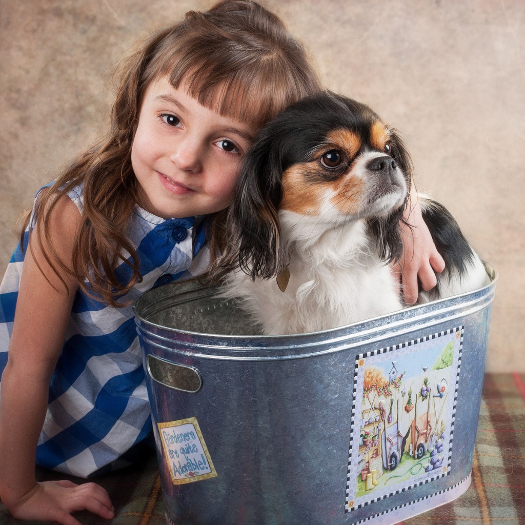 Девочка с подарком