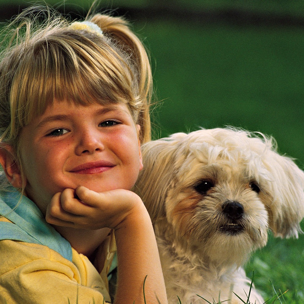 Девочка с белой собакой