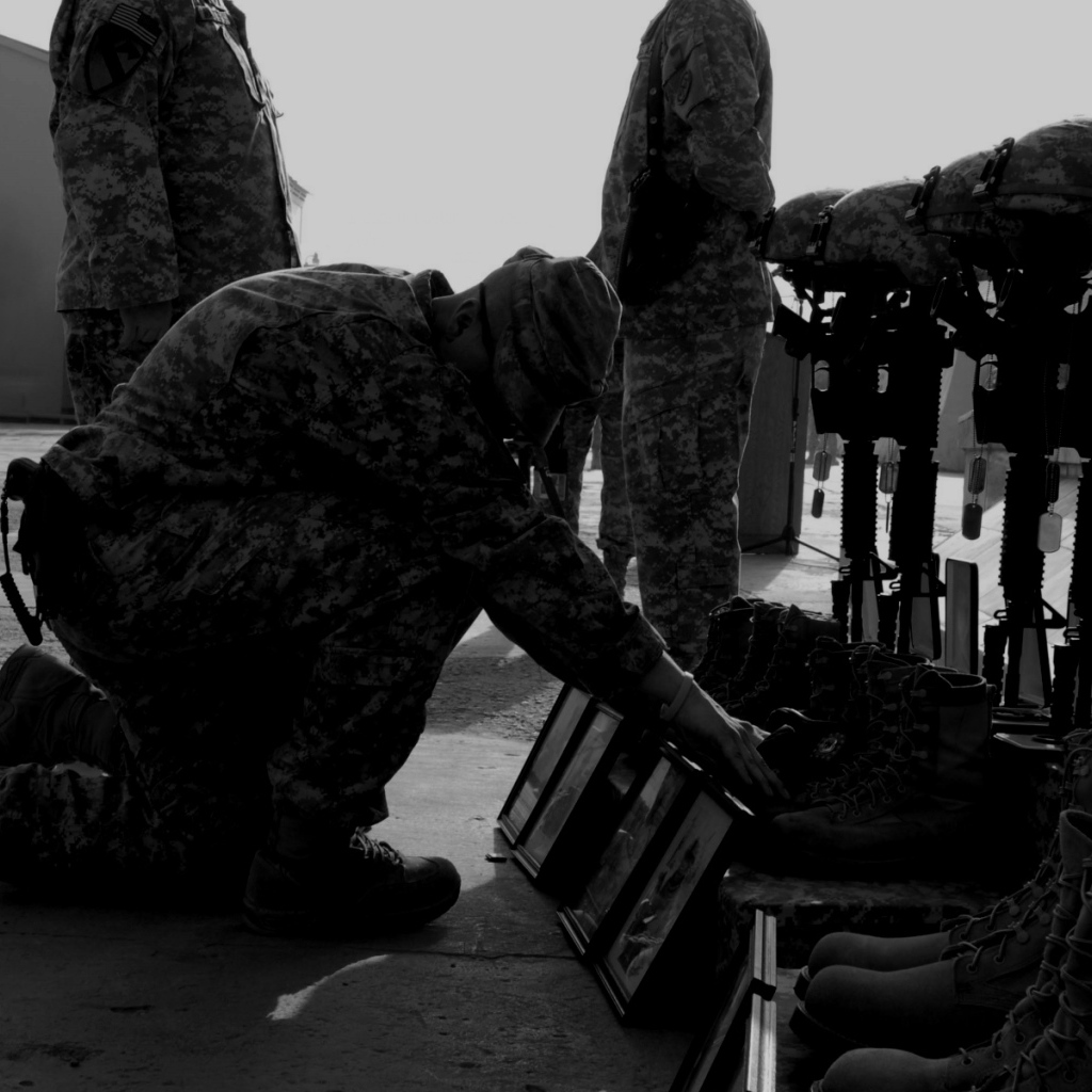 Вспоминают погибших воинов