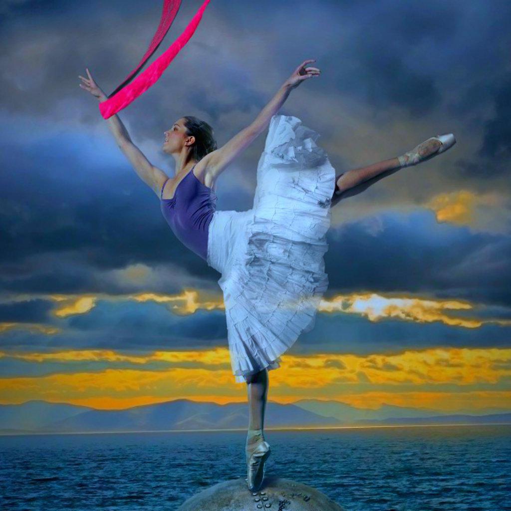 Молодая балерина на фоне моря
