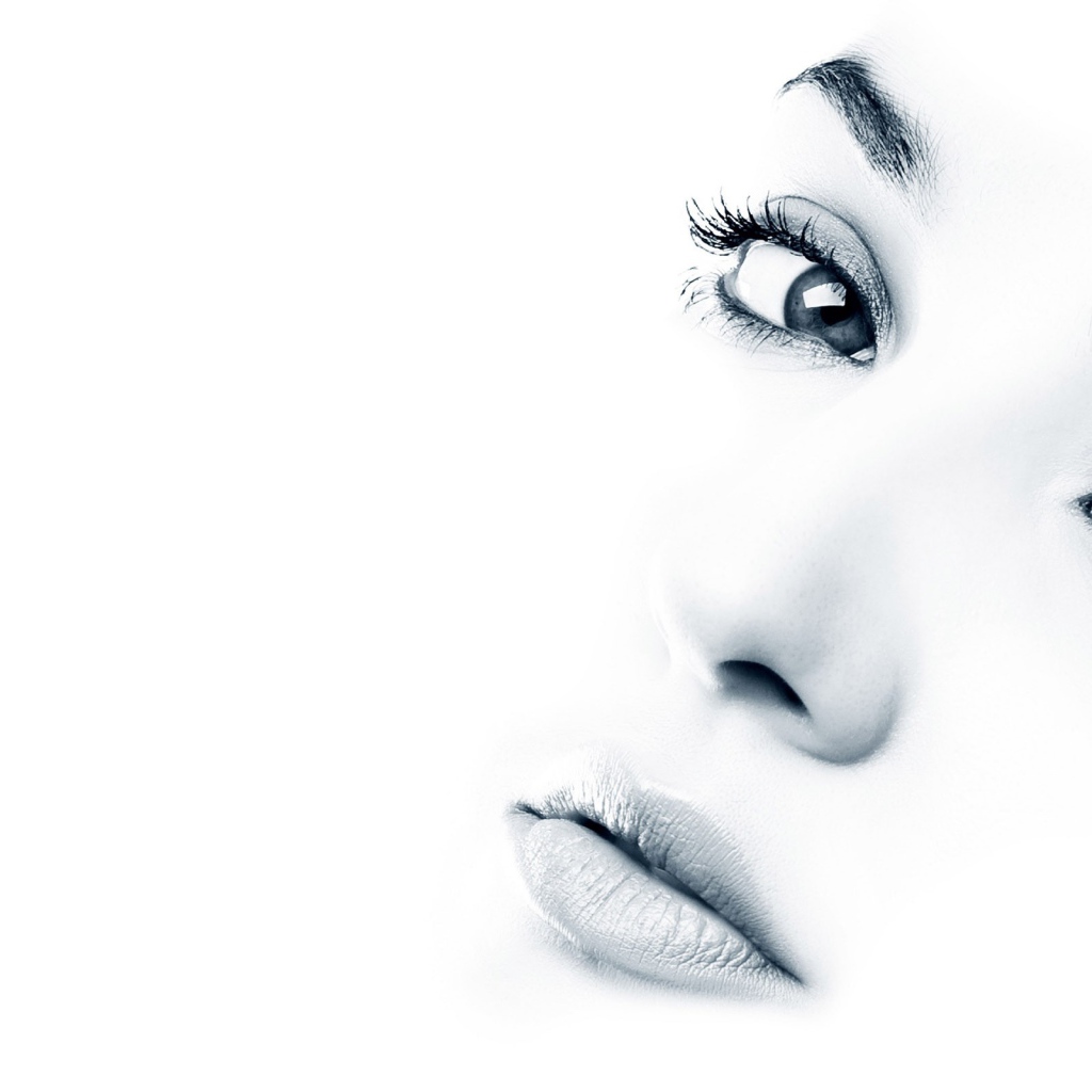 Глаза и губы на белом фоне