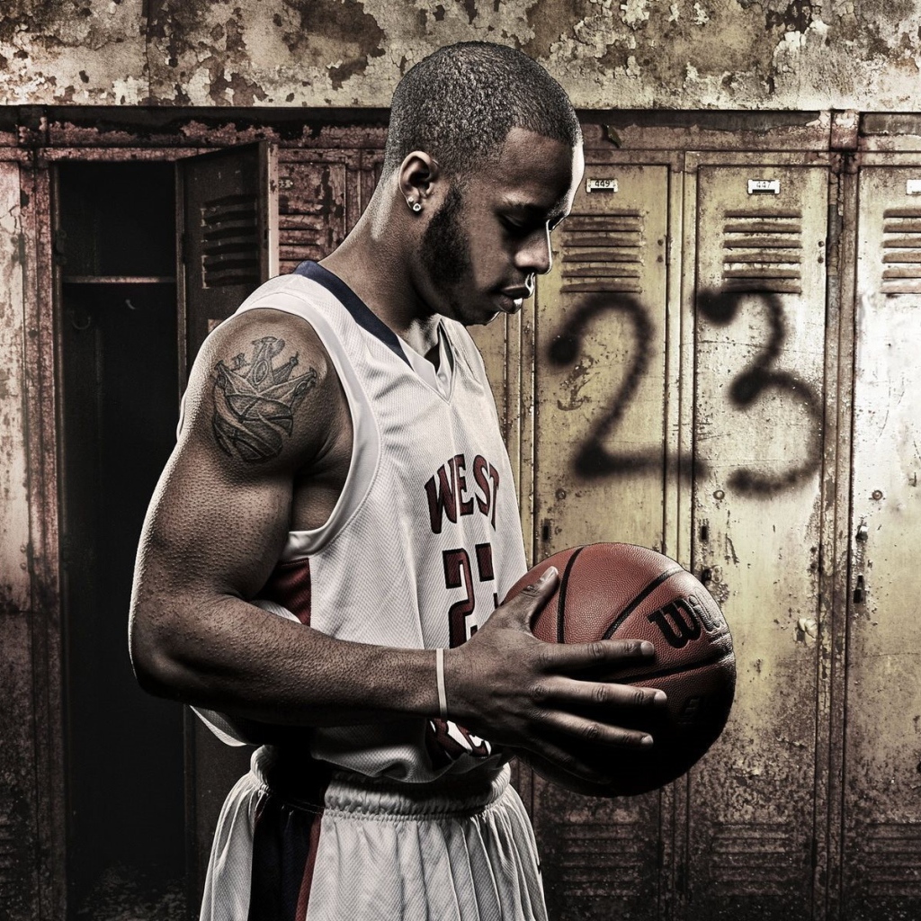 Баскетболист с мячом