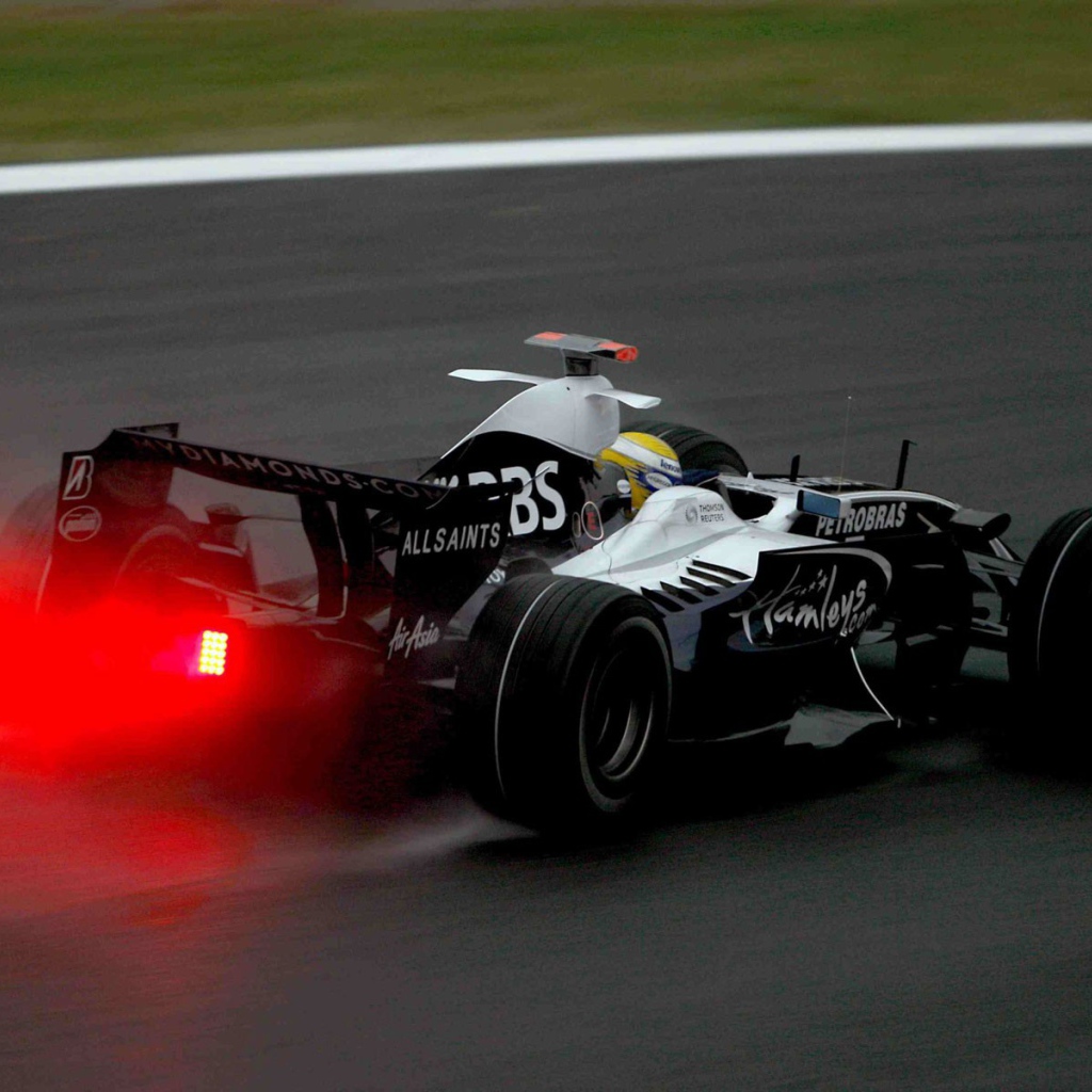 Формула один разгоняется