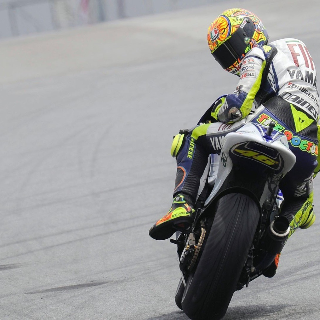 Валентино Росси гонщик на мотоцикле
