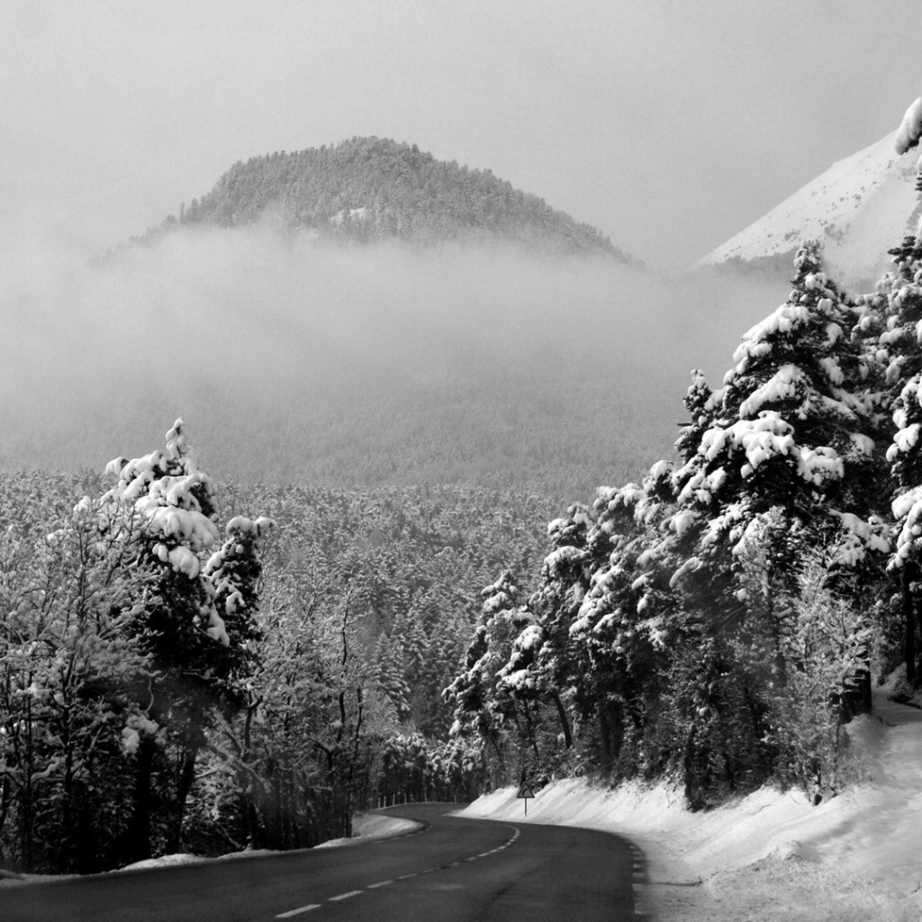 Зимняя дорога на горном спуске