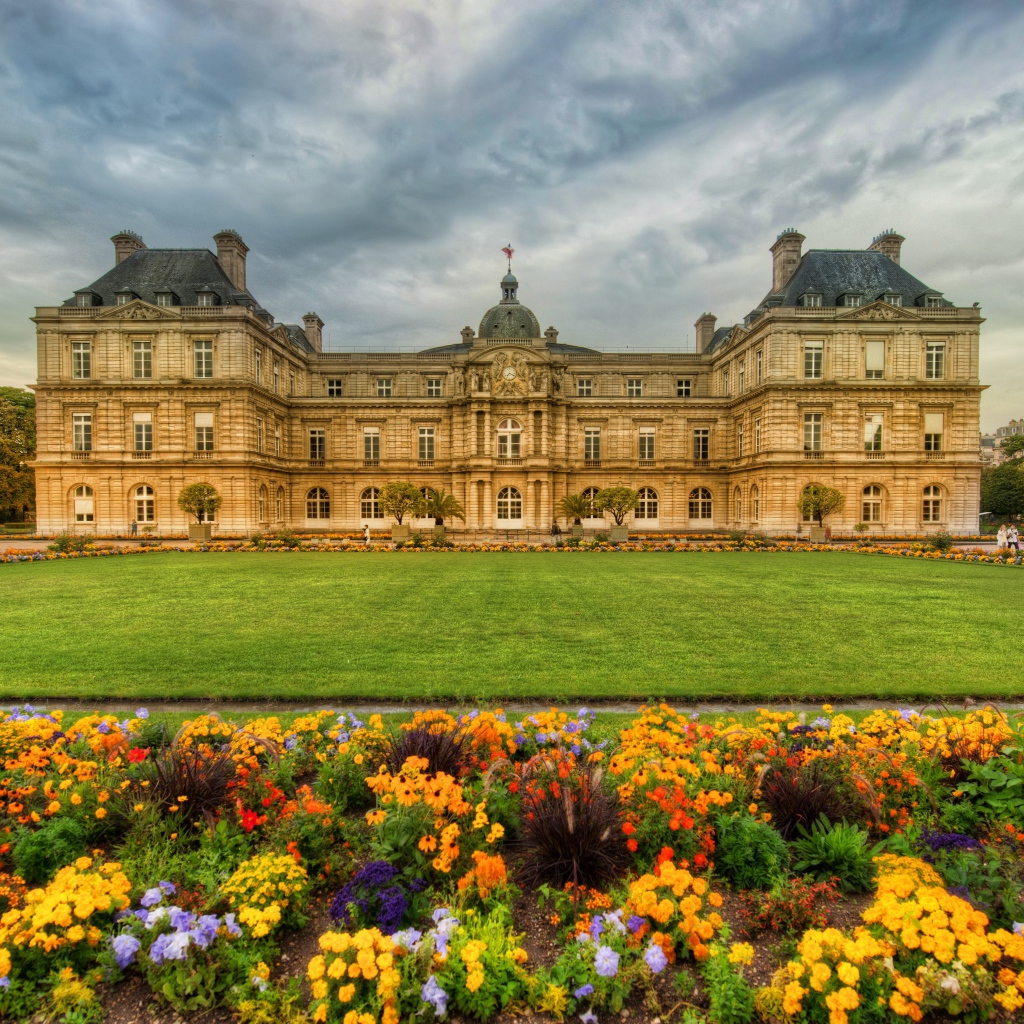 Замок в Париже