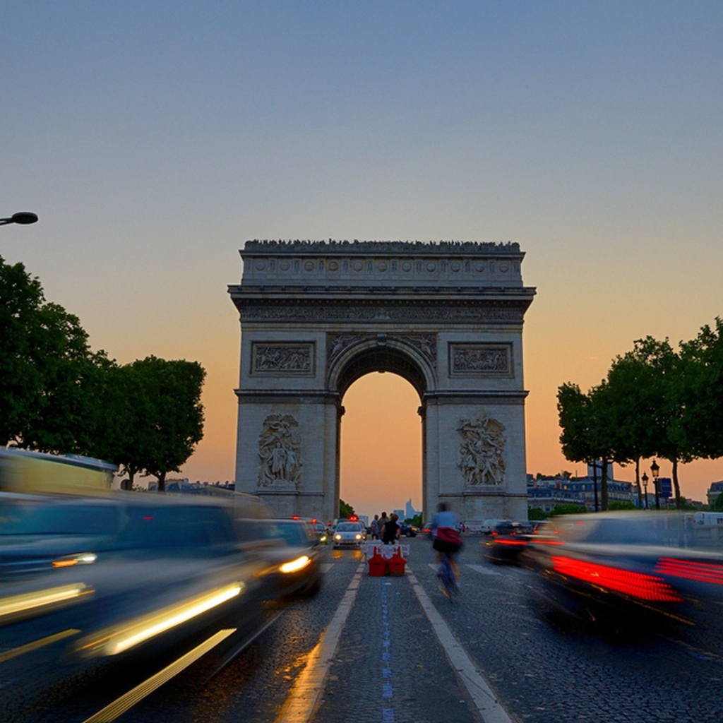 Триумфальная арка вид с дороги