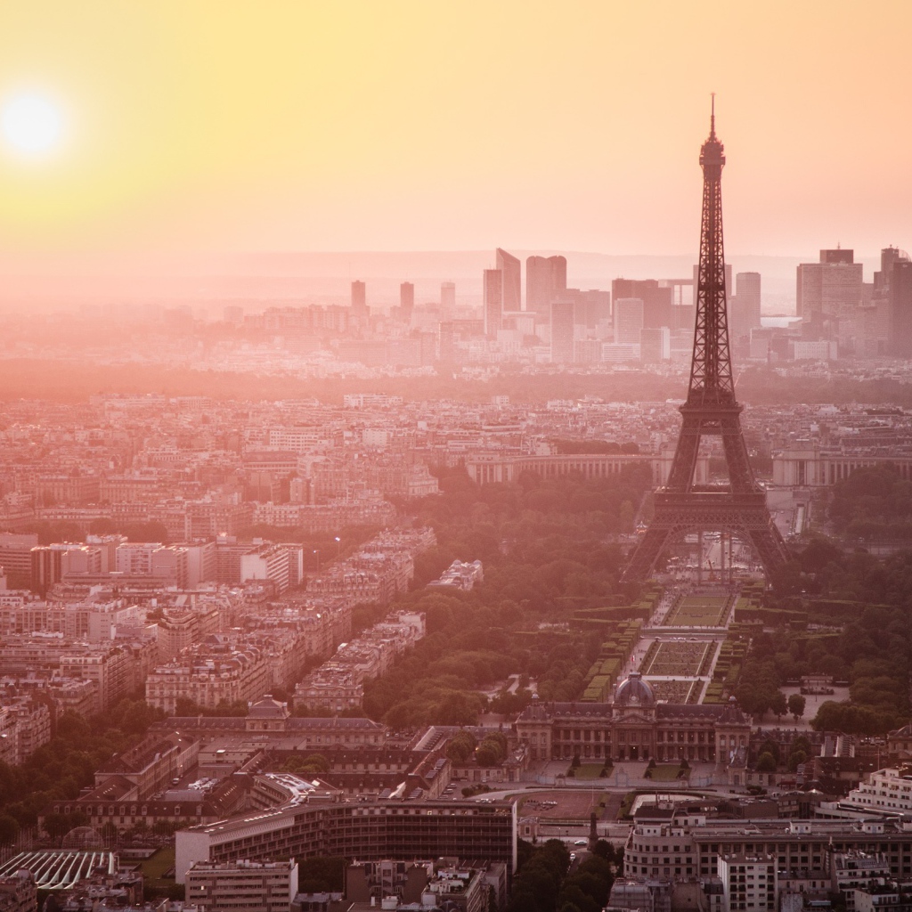 Эйфелева башня на закате