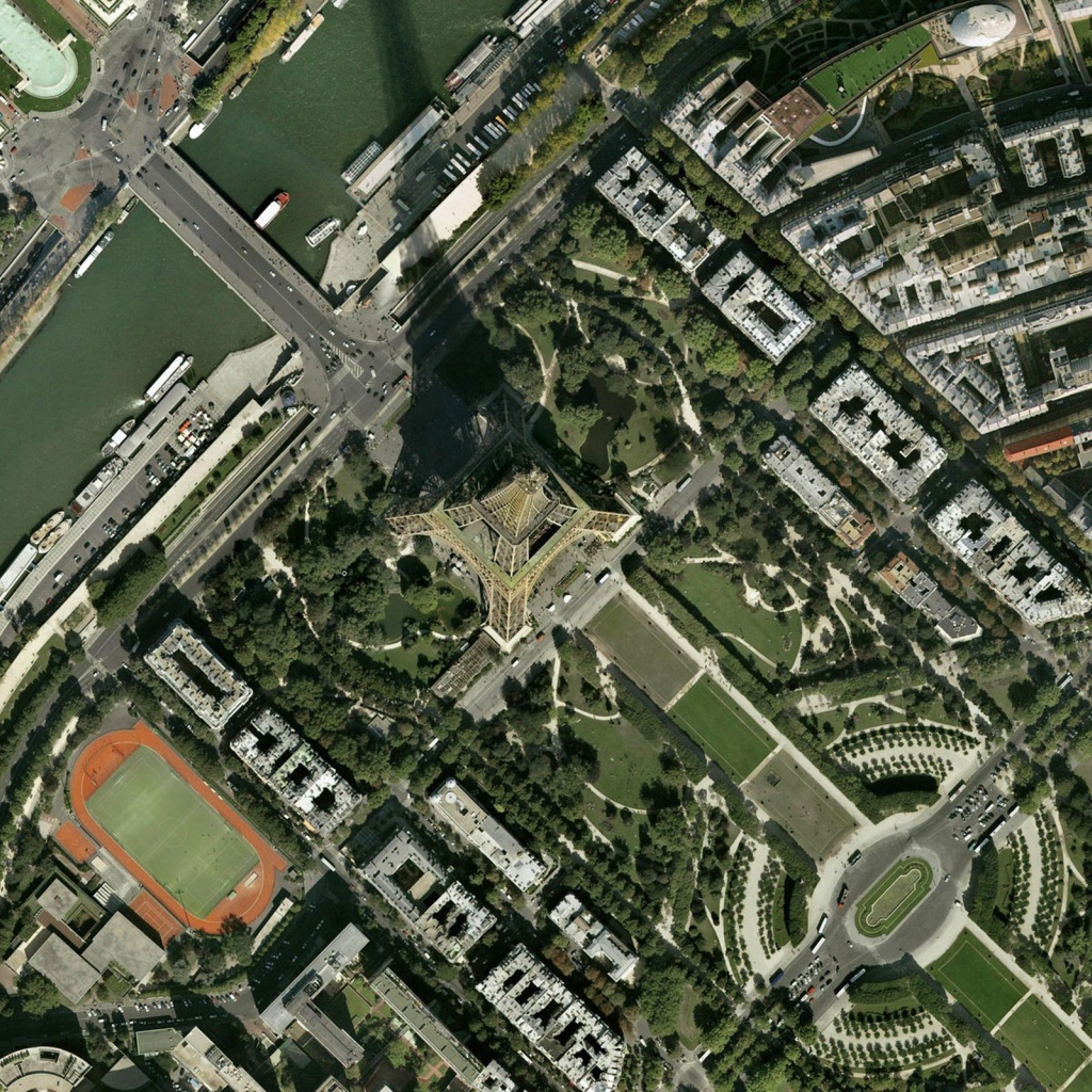 Париж из космоса