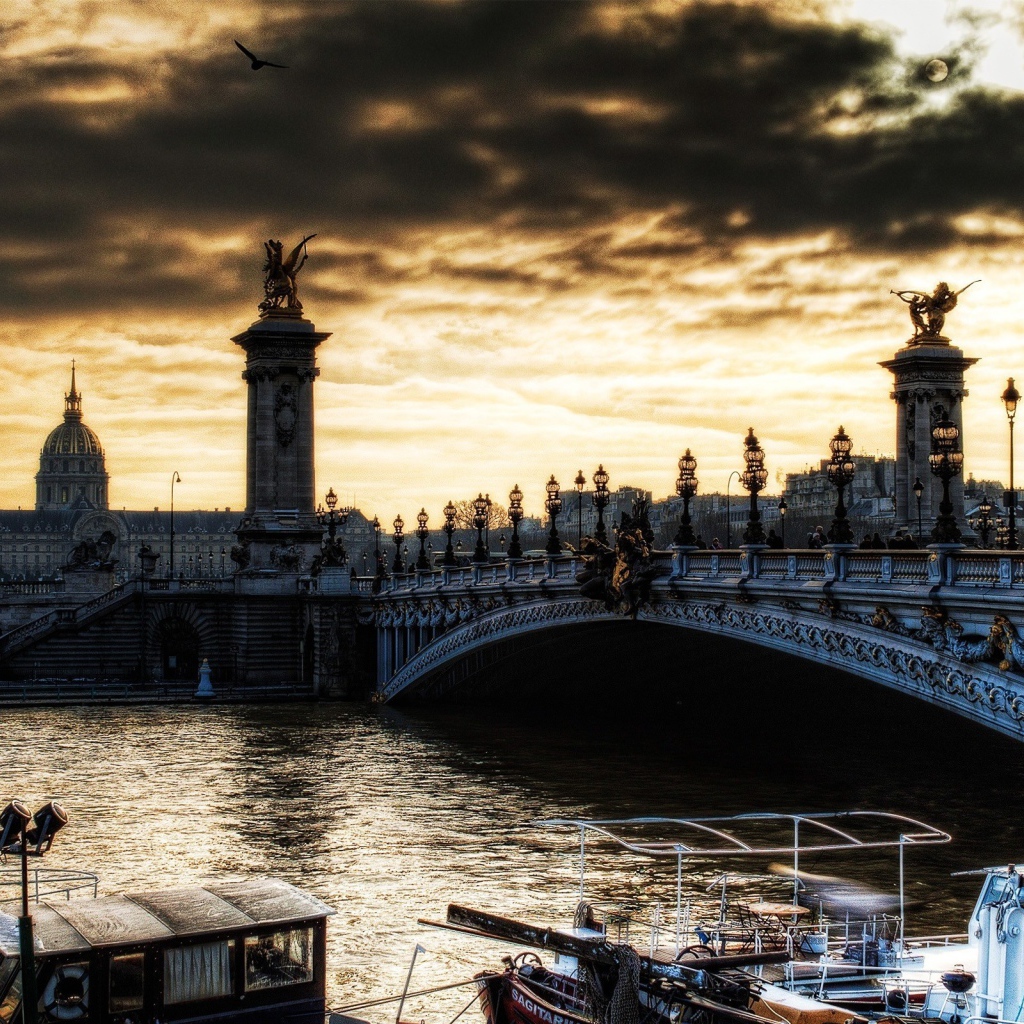 Мост в вечернем Париже