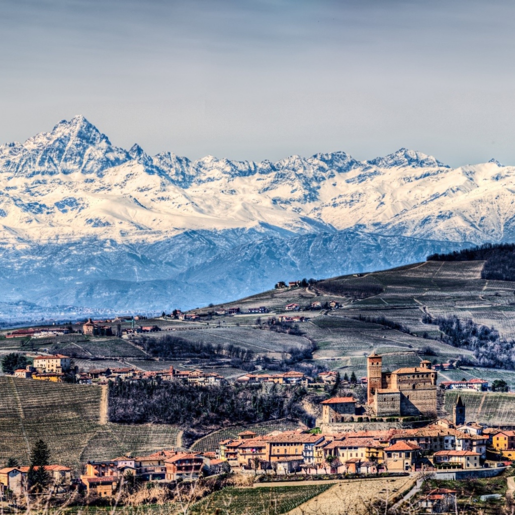 	 Италия Пьемонт у подножия гор