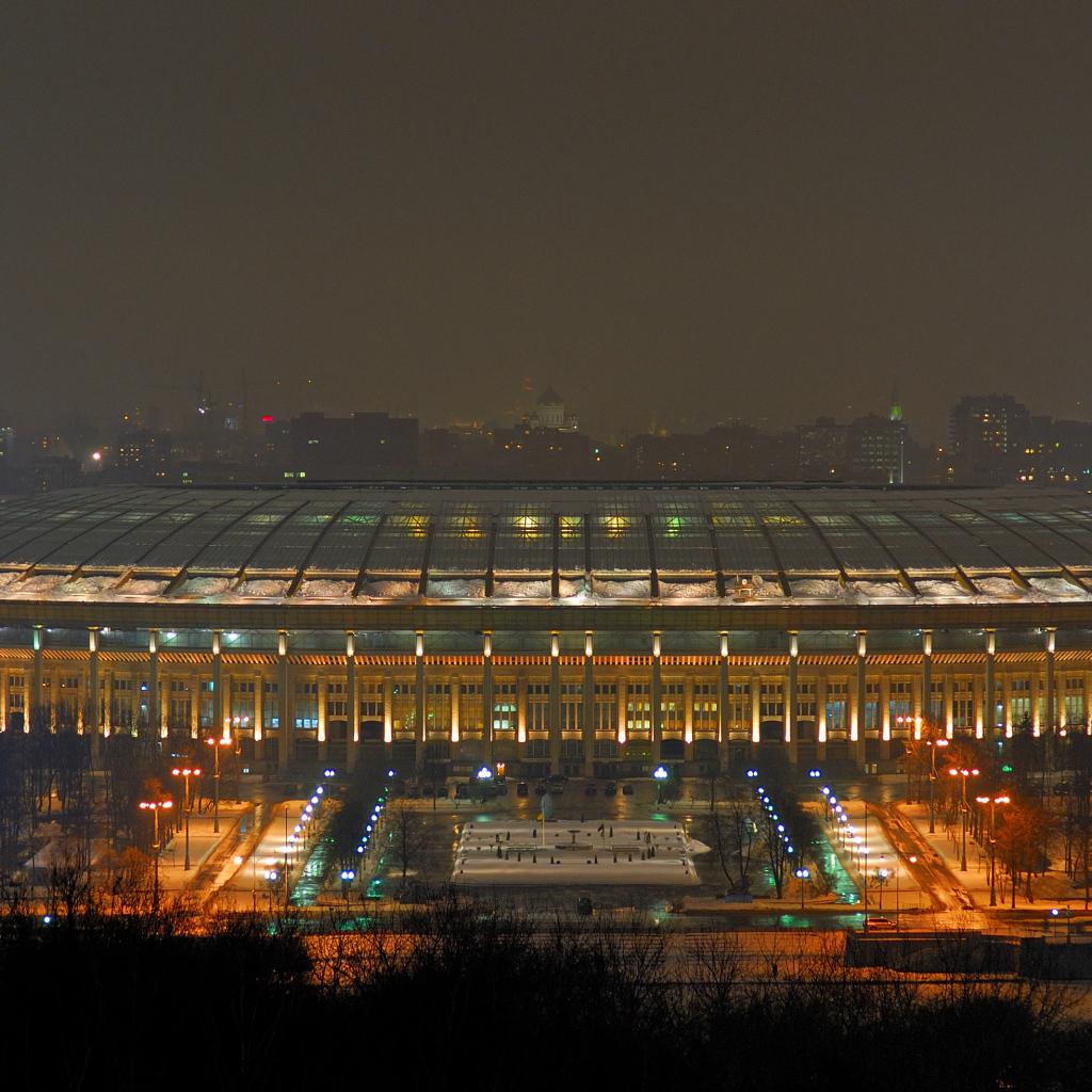 Стадион в Москве в ночное время