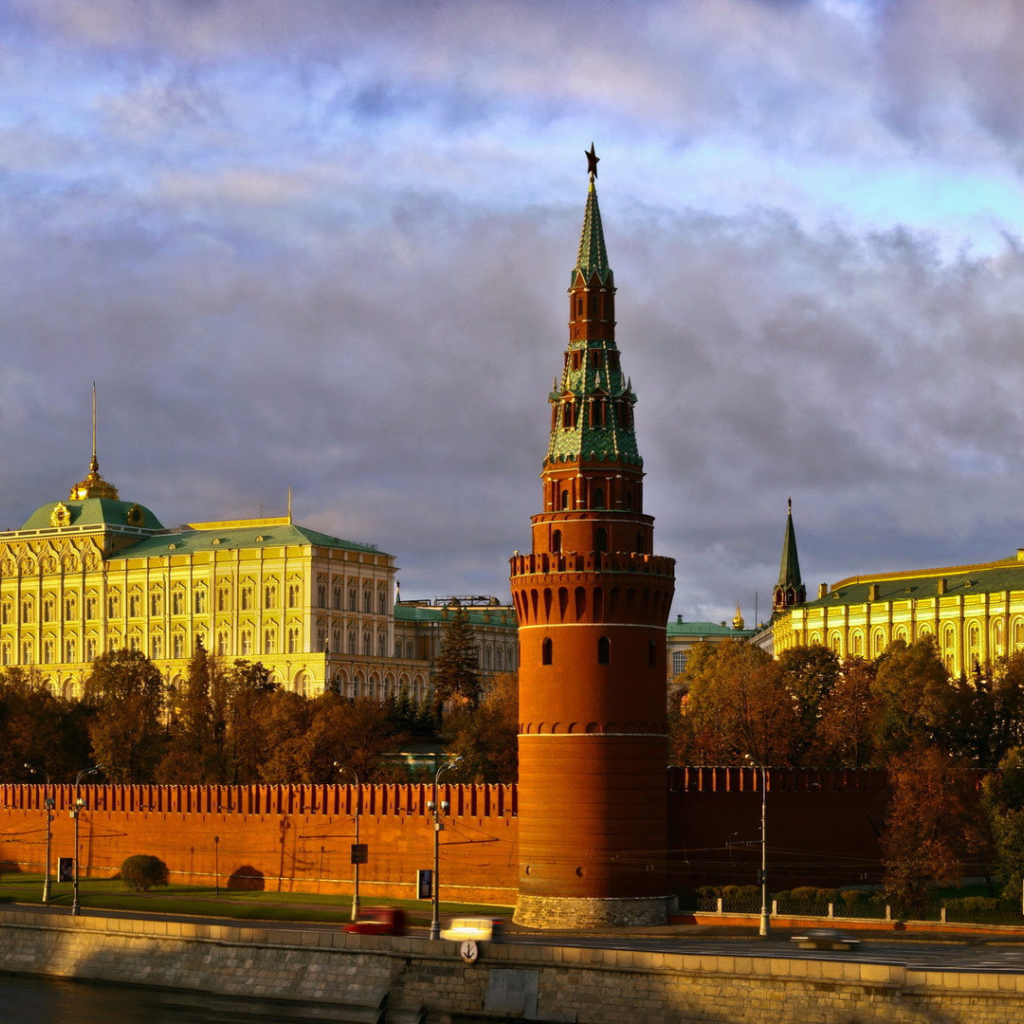 Красная стена в Москве