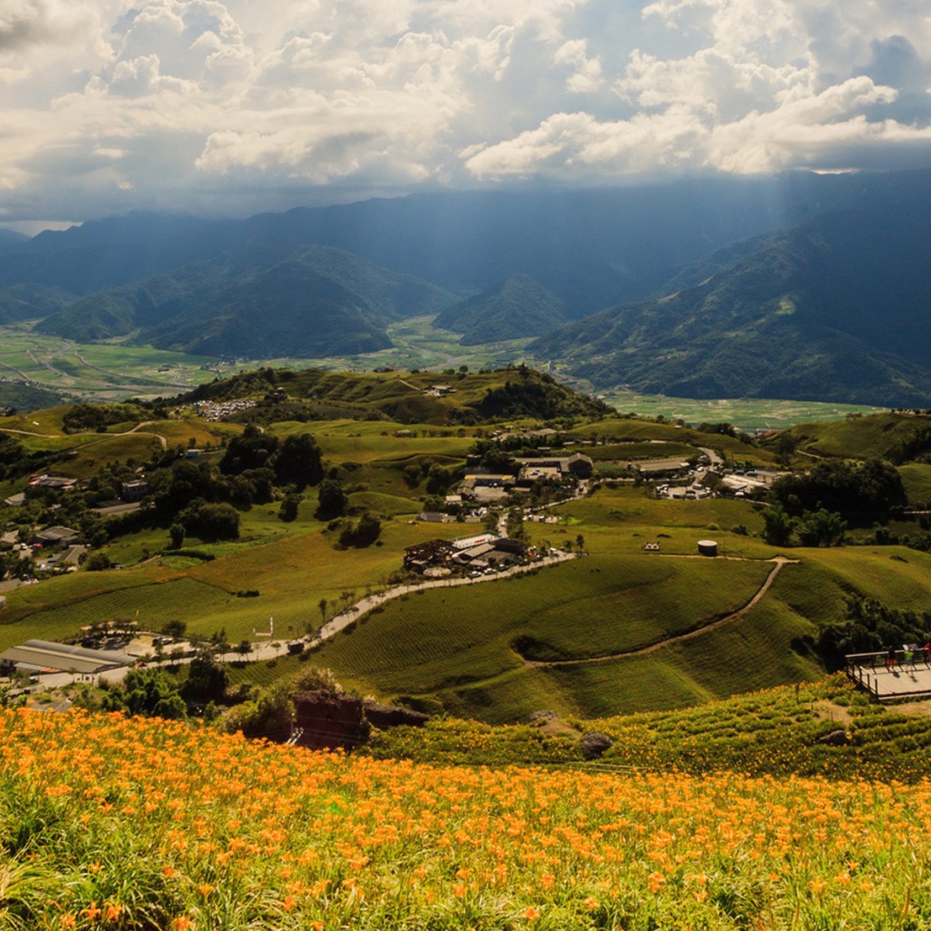 Холмистый зеленый пейзаж Тайваня