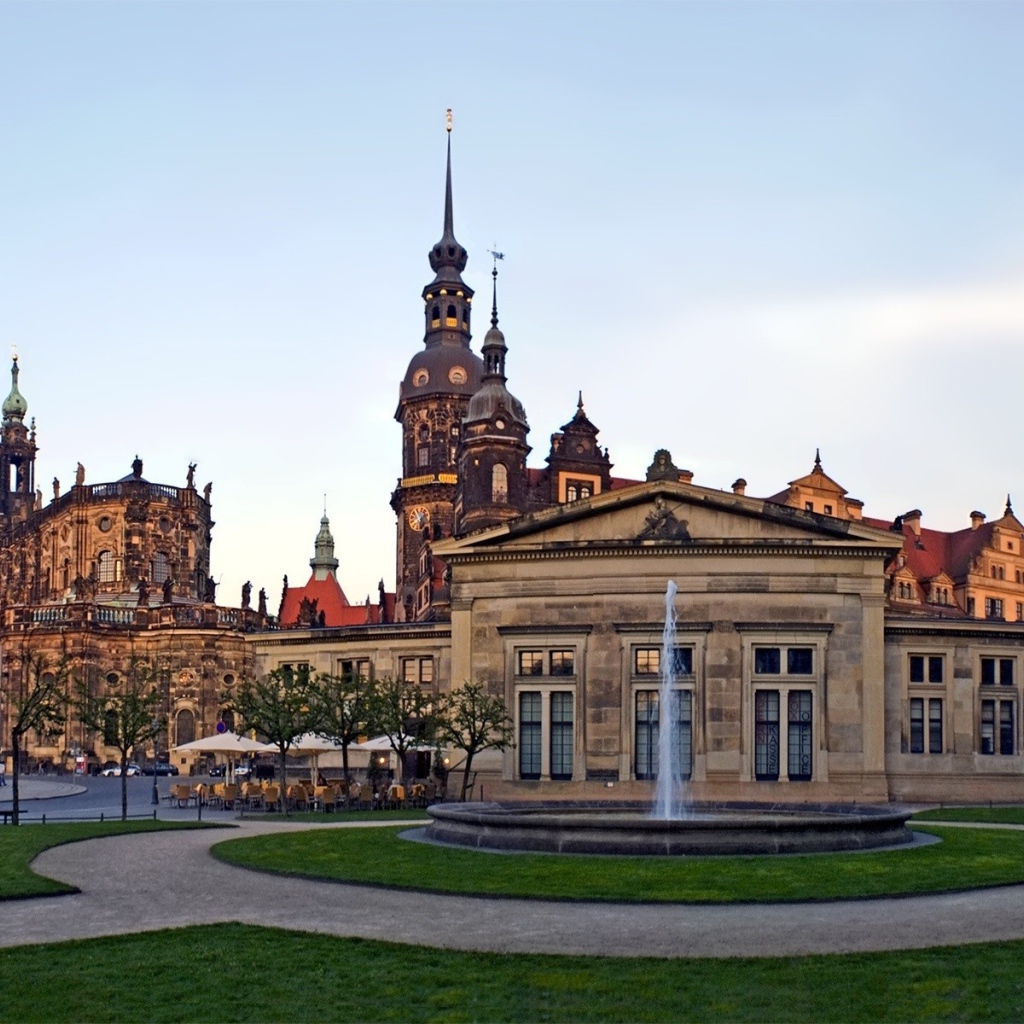 Архитектурный ансамбль с фонтаном