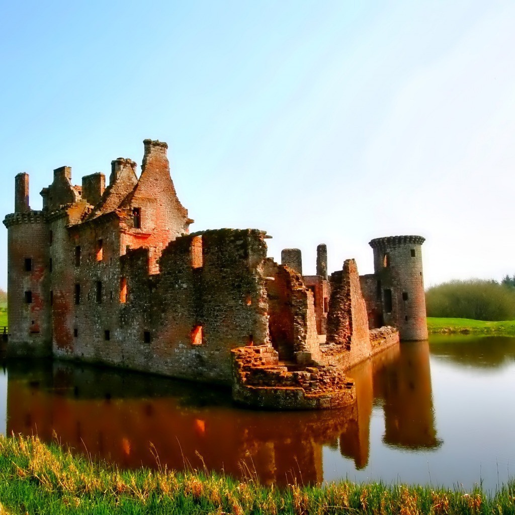 Развалины окруженные водой