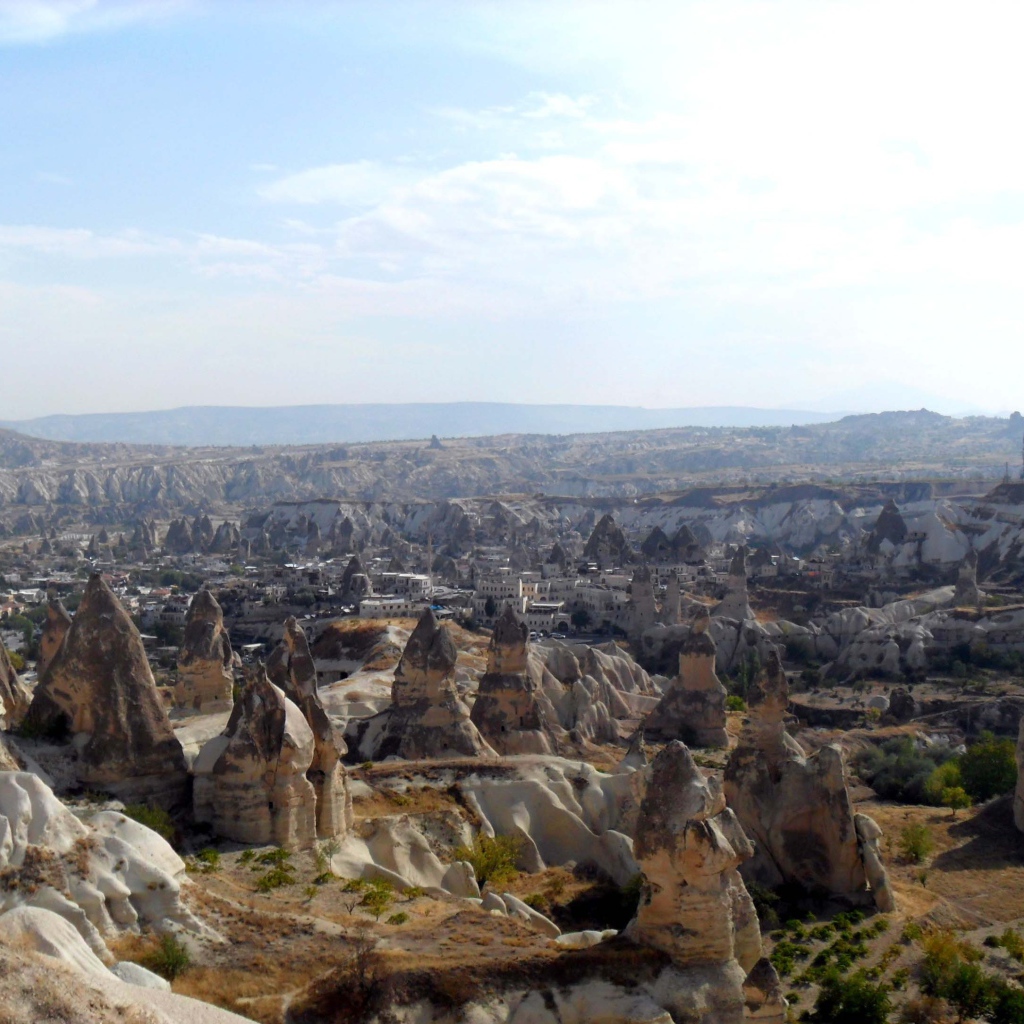 Волшебные дымоходы Турции с видом на город