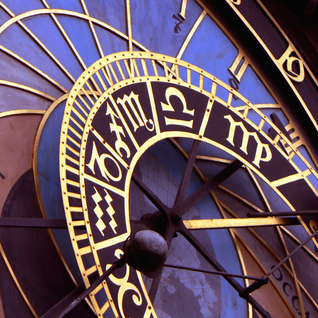 Астрологические часы крупным планом