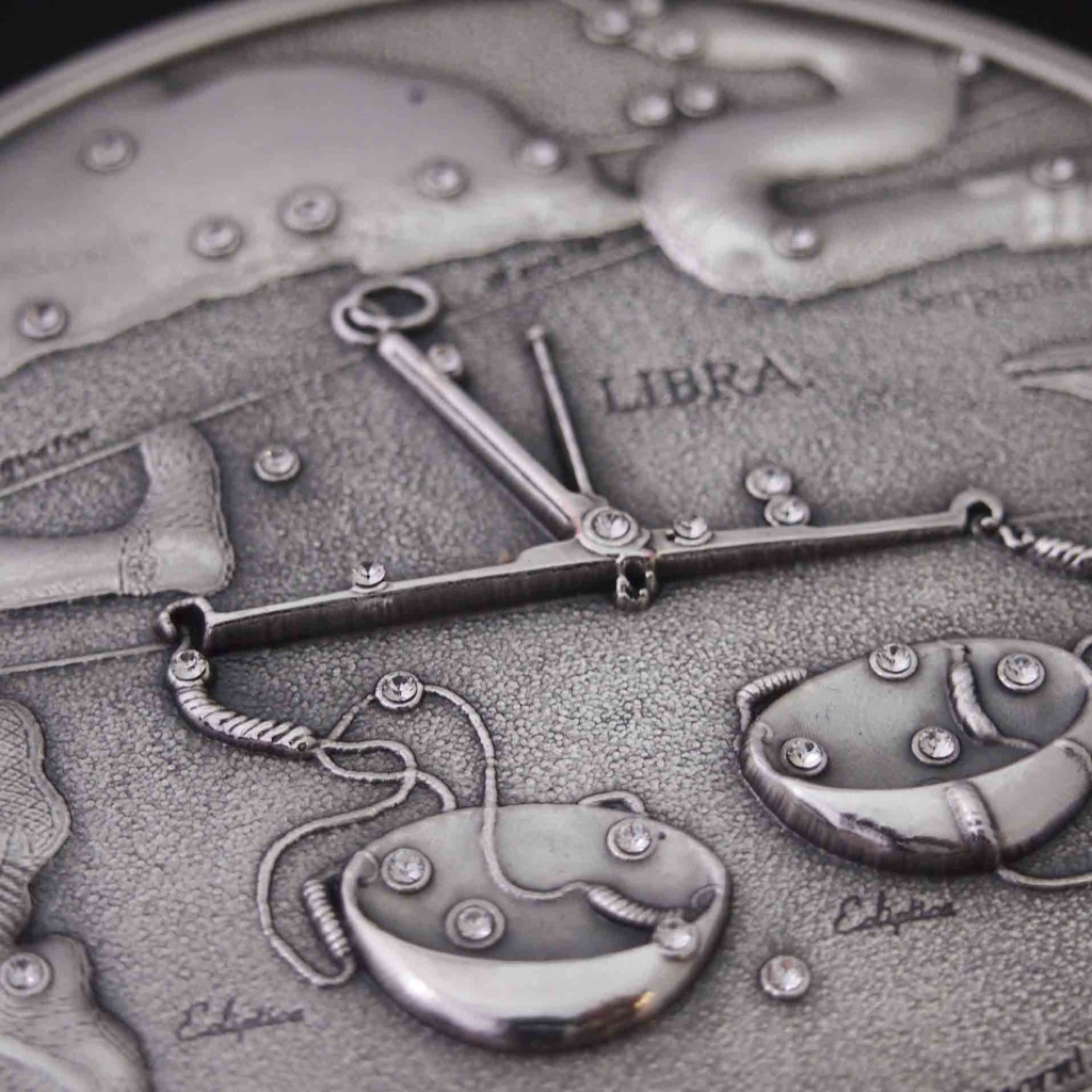 Весы на монете