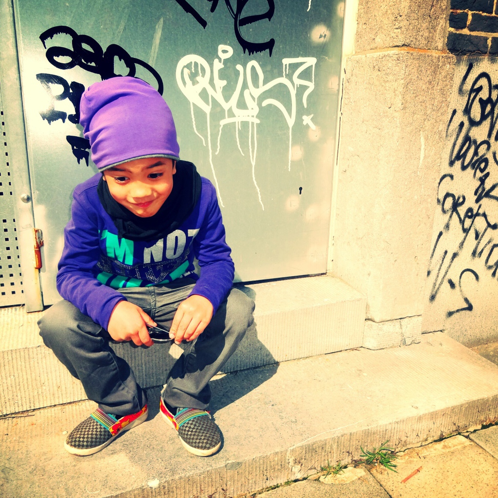 Мальчик в фиолетовой шапке, swag