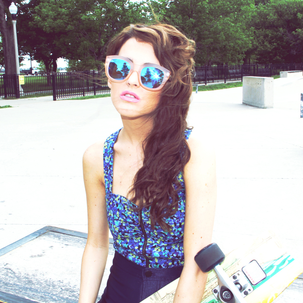 Девушка в очках и со скейтом, swag