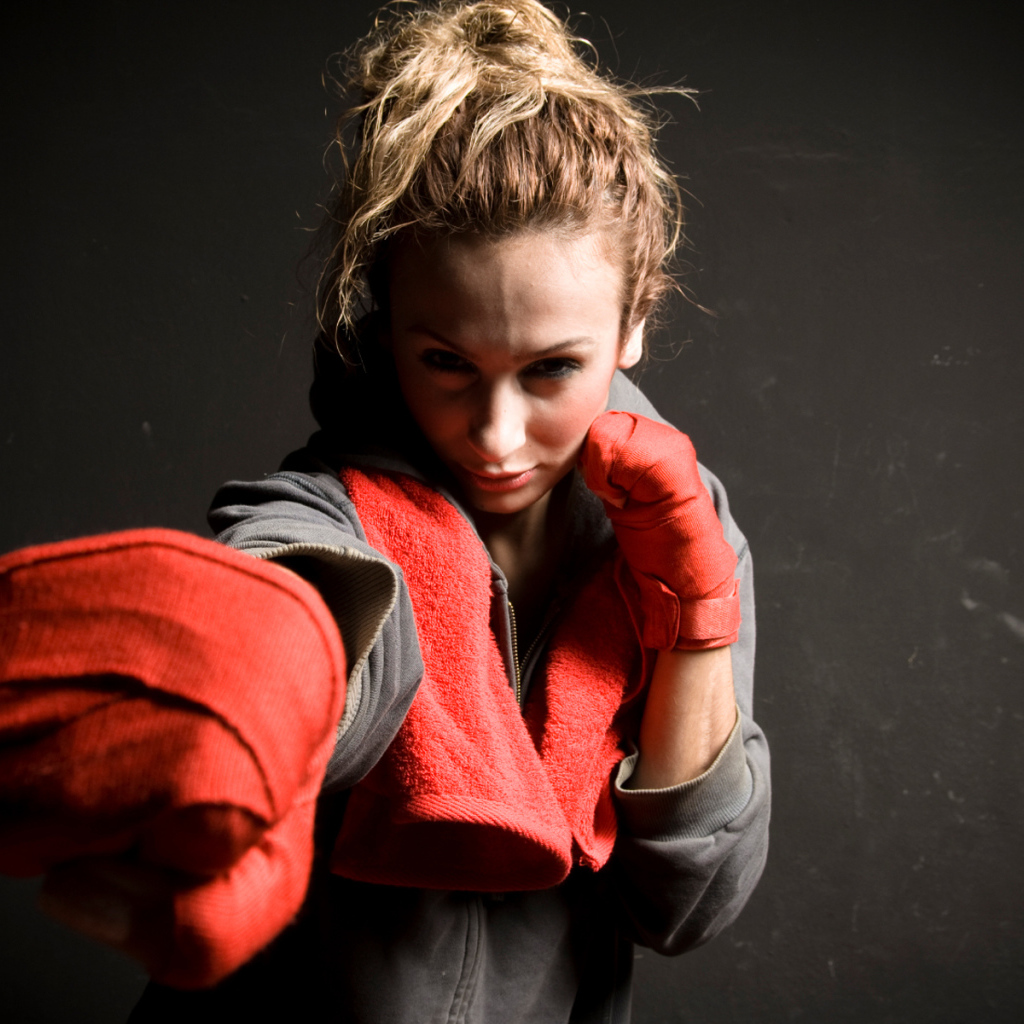 Спортивная девушка на тёмном фоне