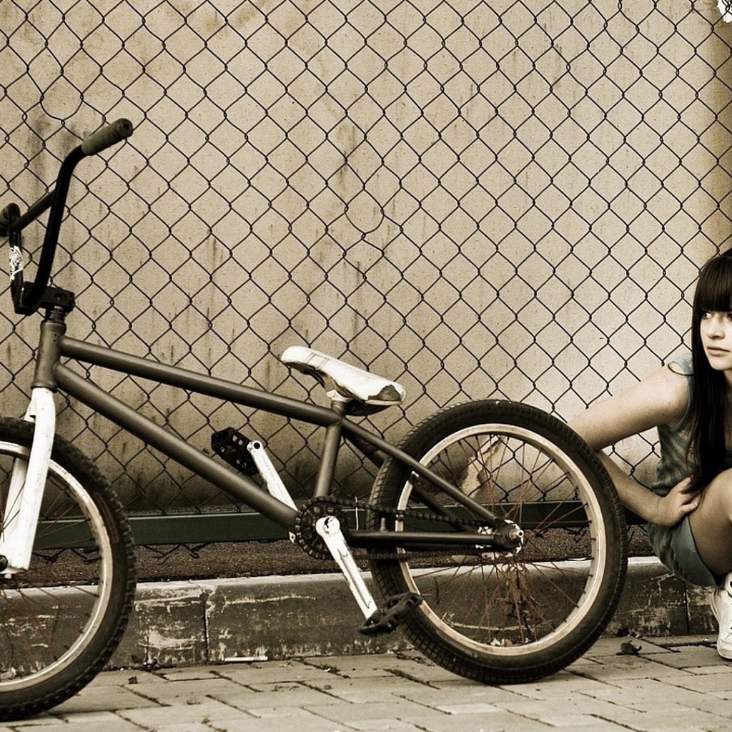 Спортивная девушка с велосипедом