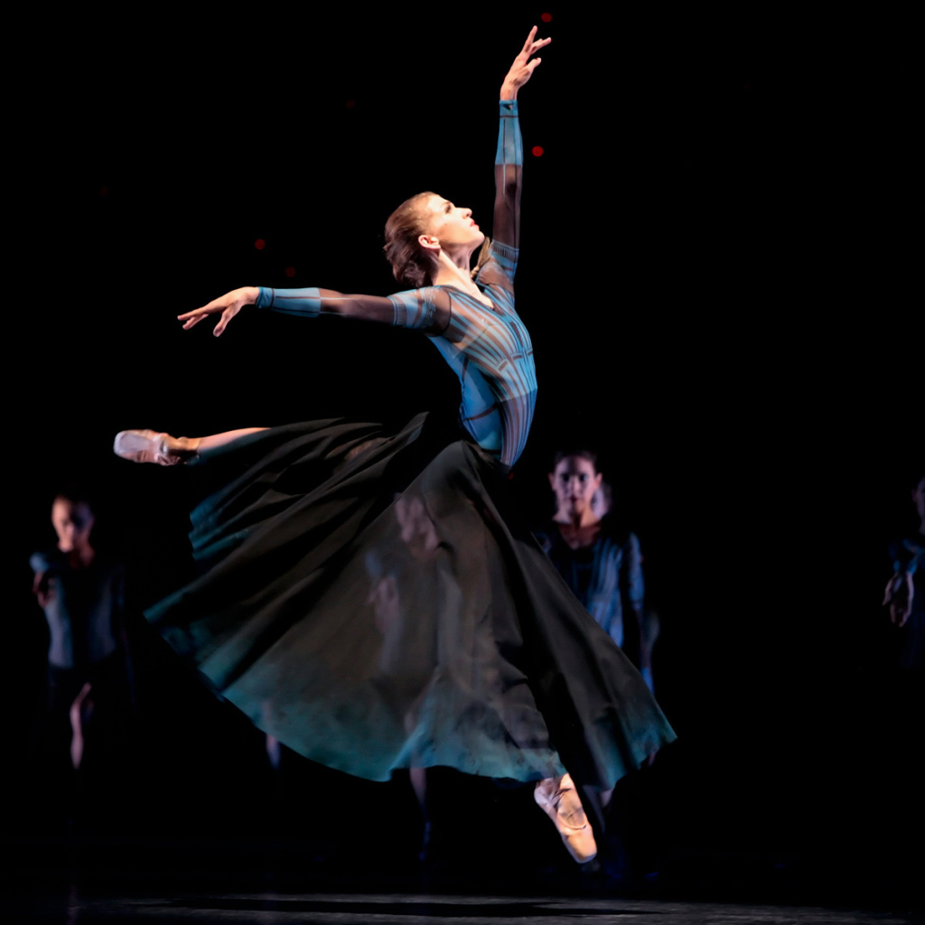 Балерина выступает в театре