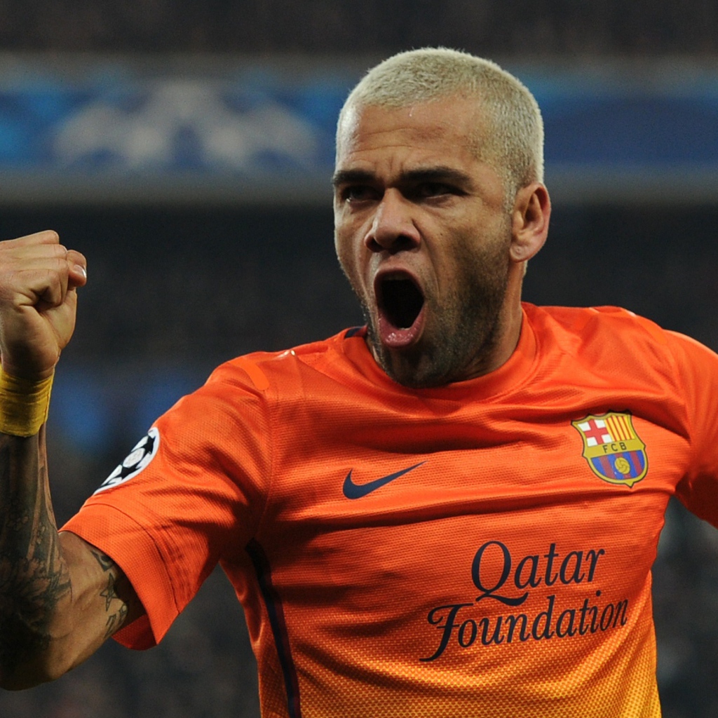 Барселона Даниэл Алвес в оранжевой футболке