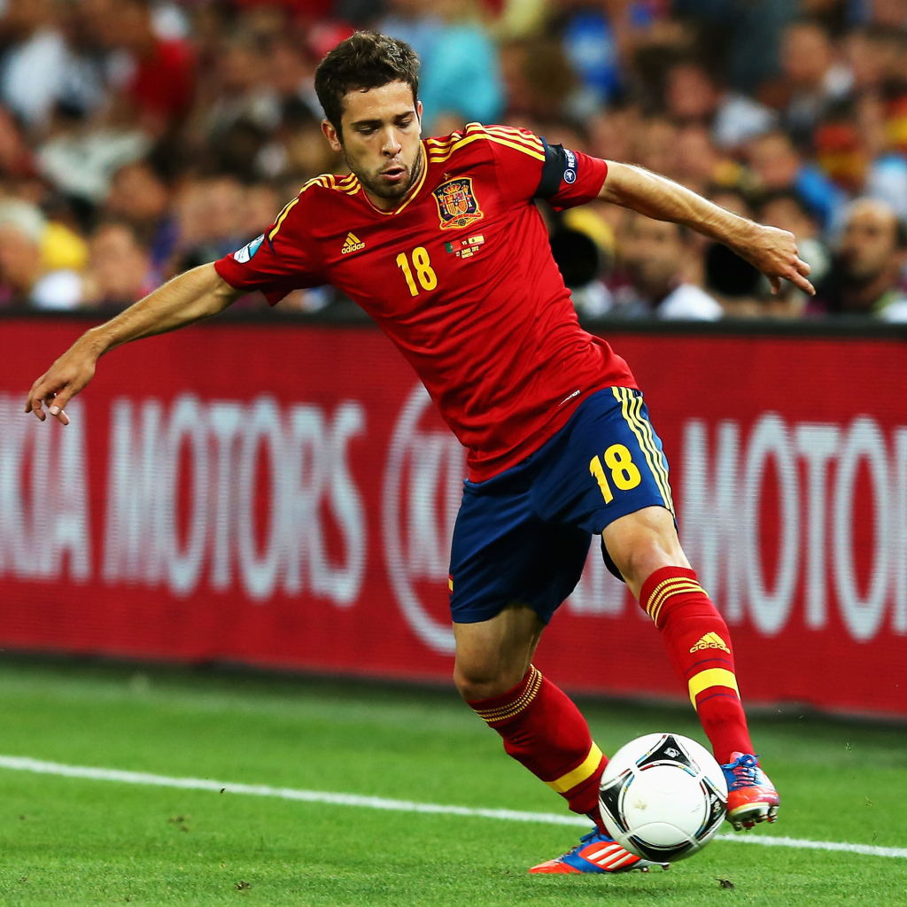 Барселона Хорди Альба передавая мяч