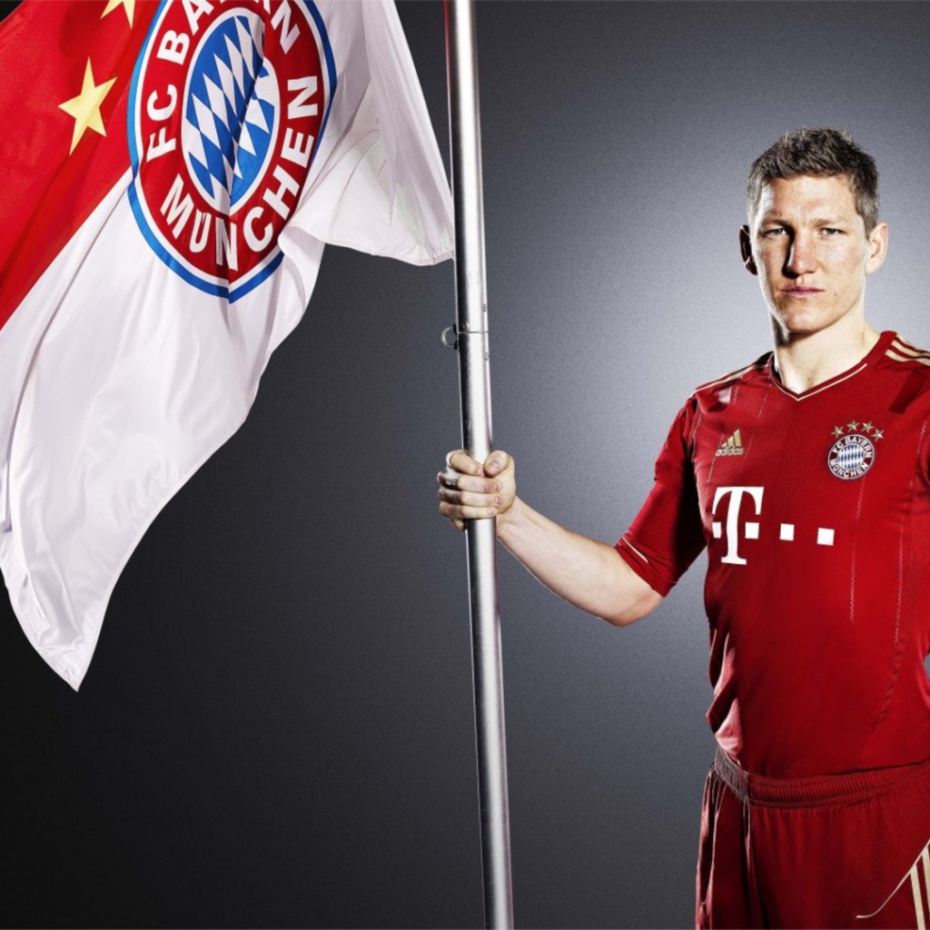 Бавария Бастиан Швайнштайгер с флагом