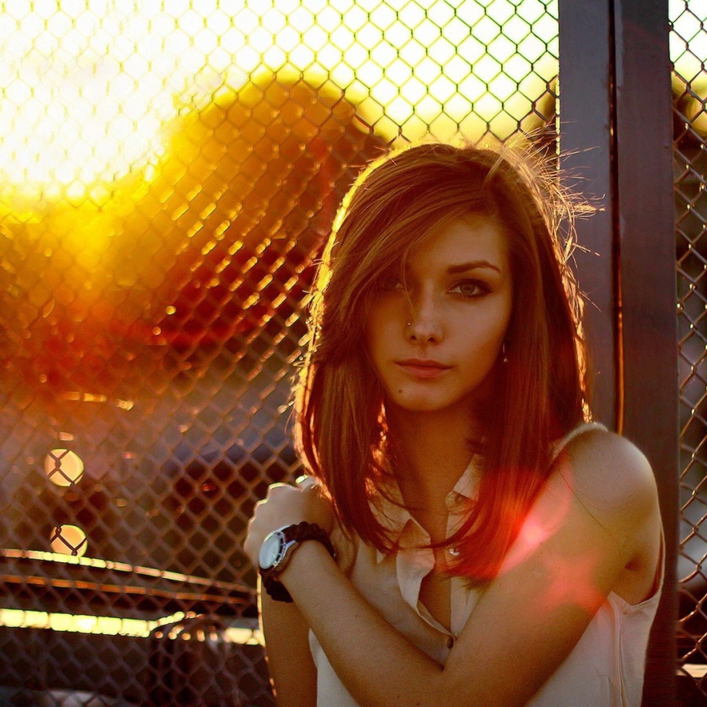 Красивая девушка шатенка с пирсингом в носу