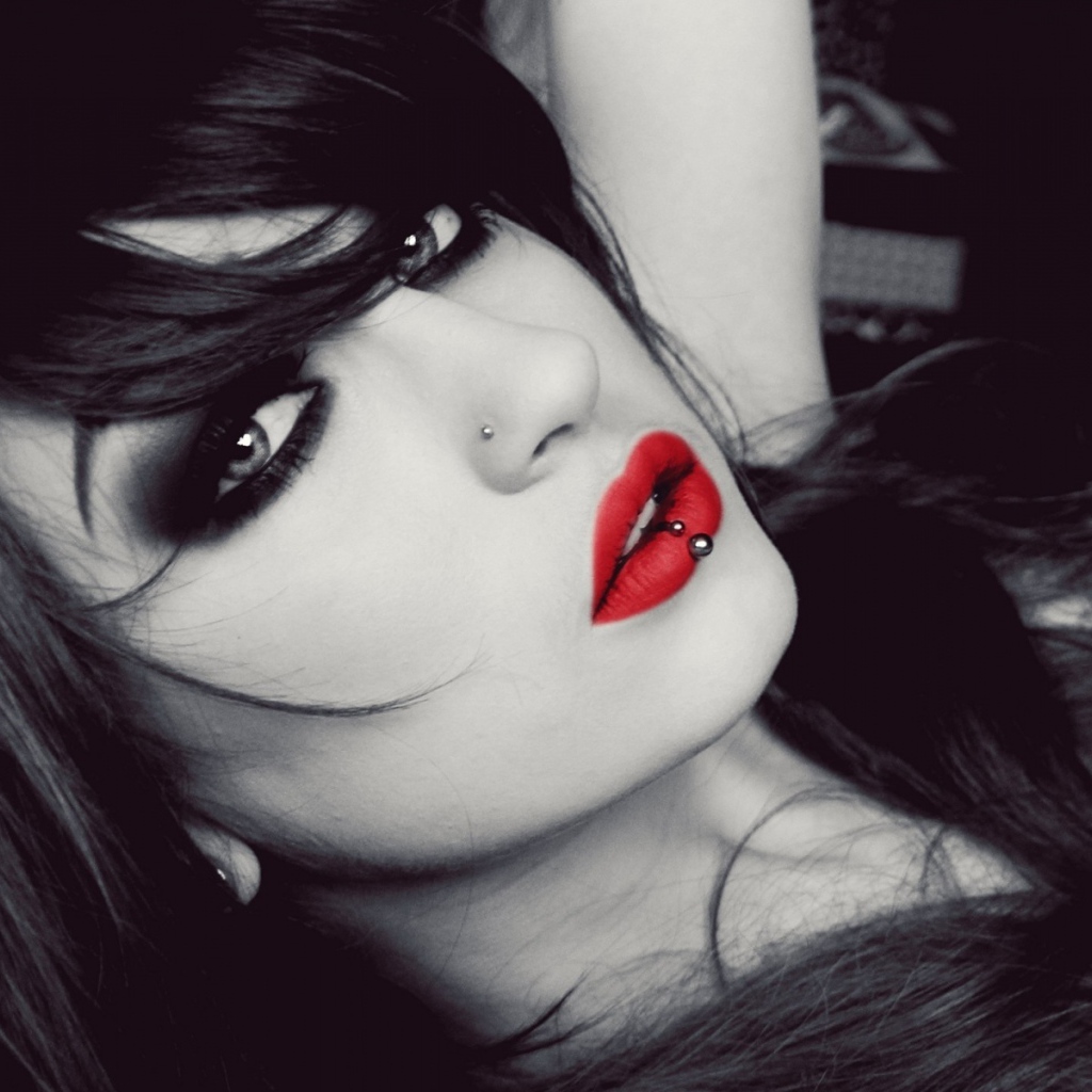 Красивая девушка брюнетка с пирсингом в носу и губе