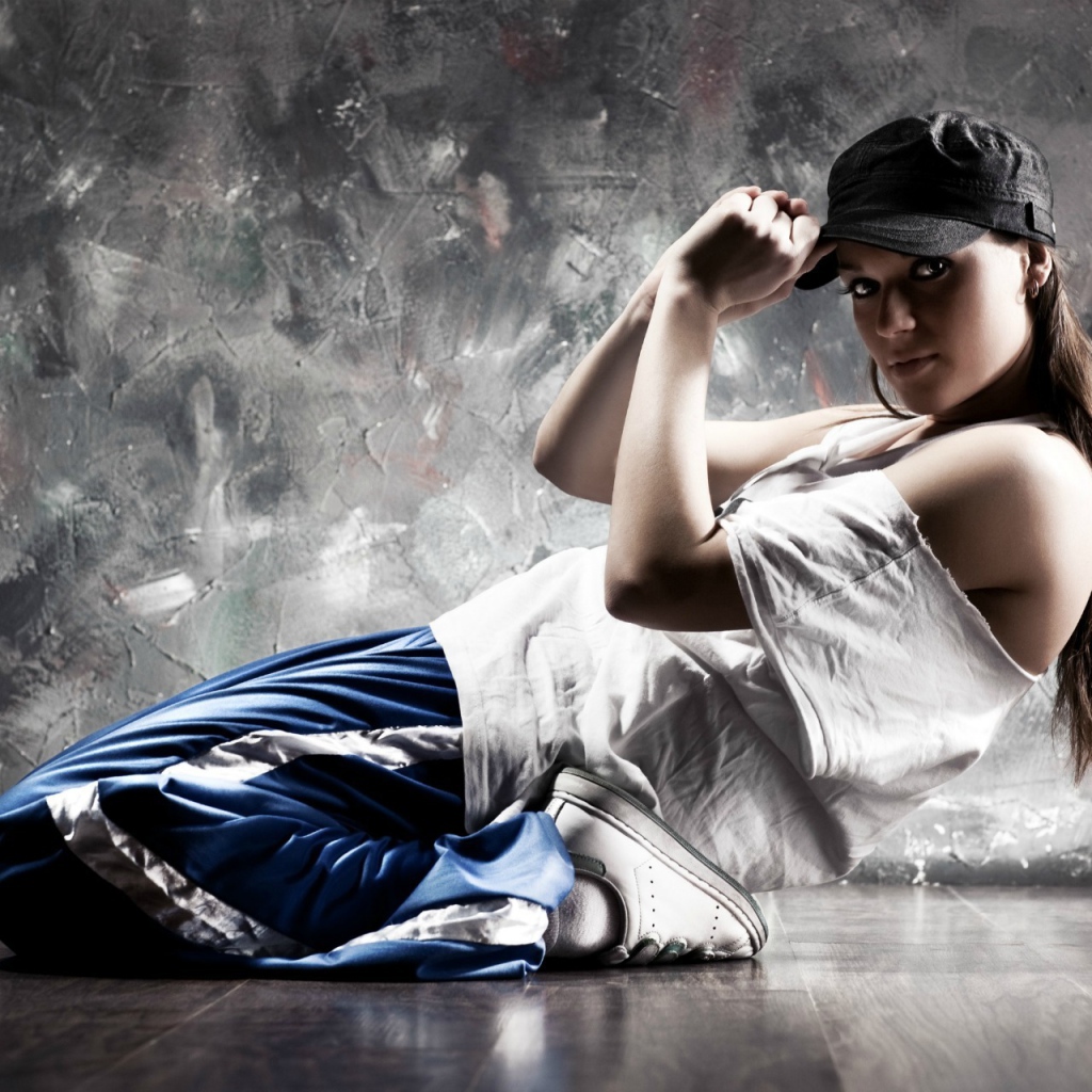 Красивая девушка танцорка