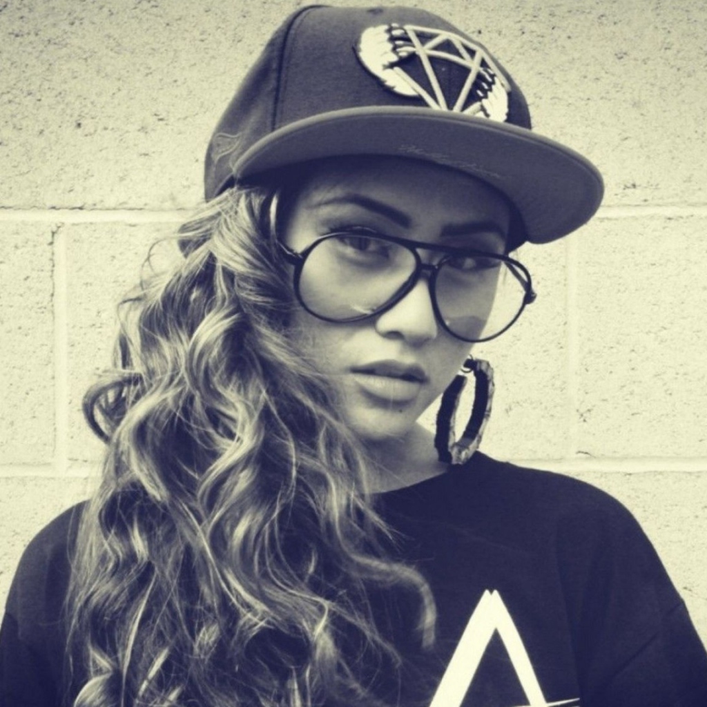 Красивая девушка в очках, swag