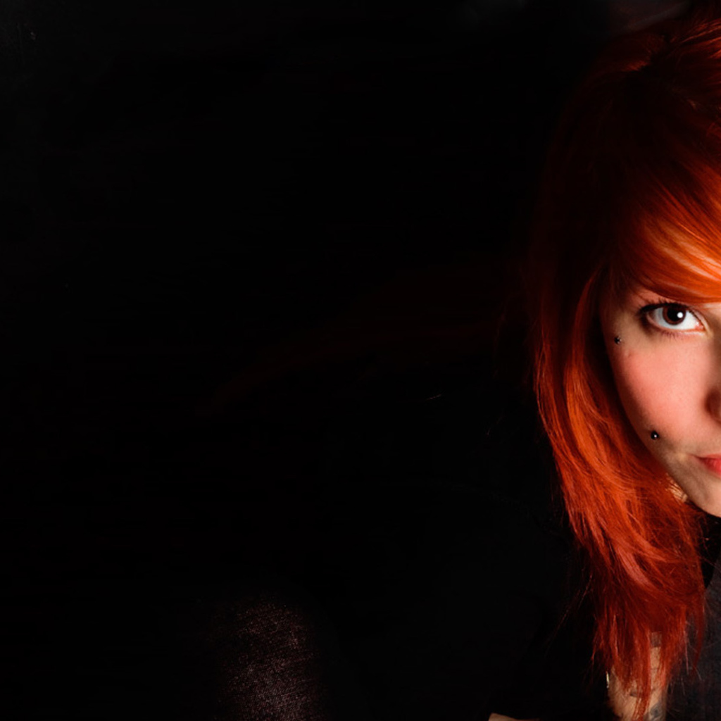 Красивая девушка рыжеволосая с пирсингом на лице