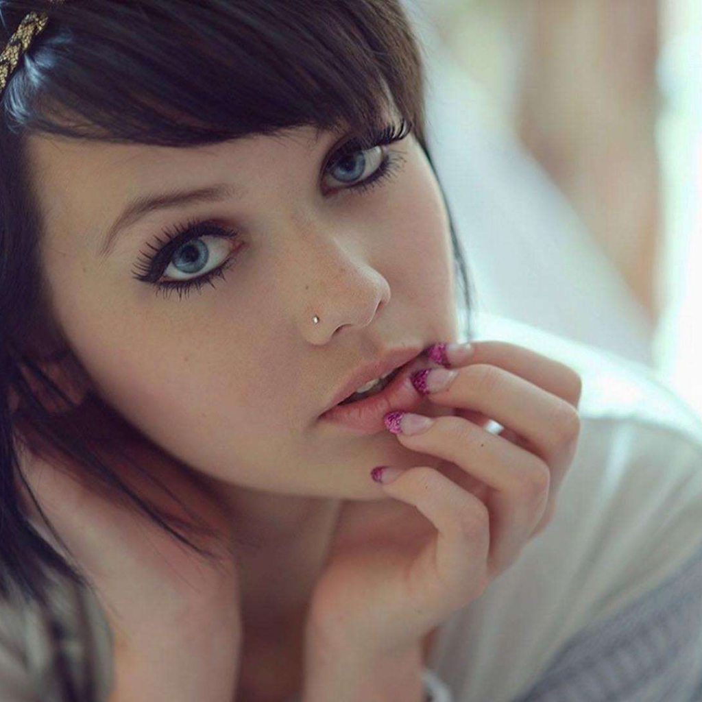 Красивая девушка брюнетка с короткими волосами и пирсингом в носу