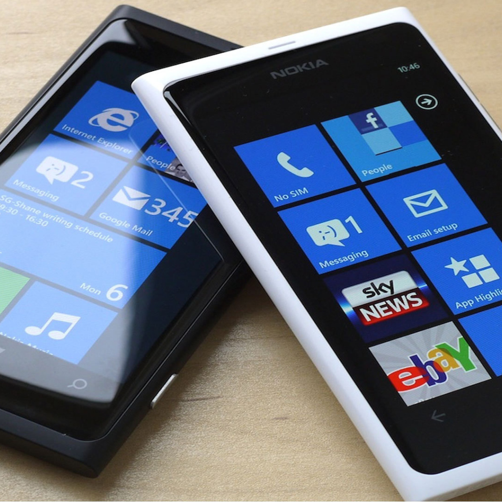 Чёрная и белая Nokia Lumia 800