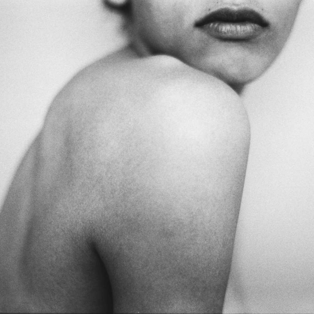 Чёрно-белая красивая фотография девушки