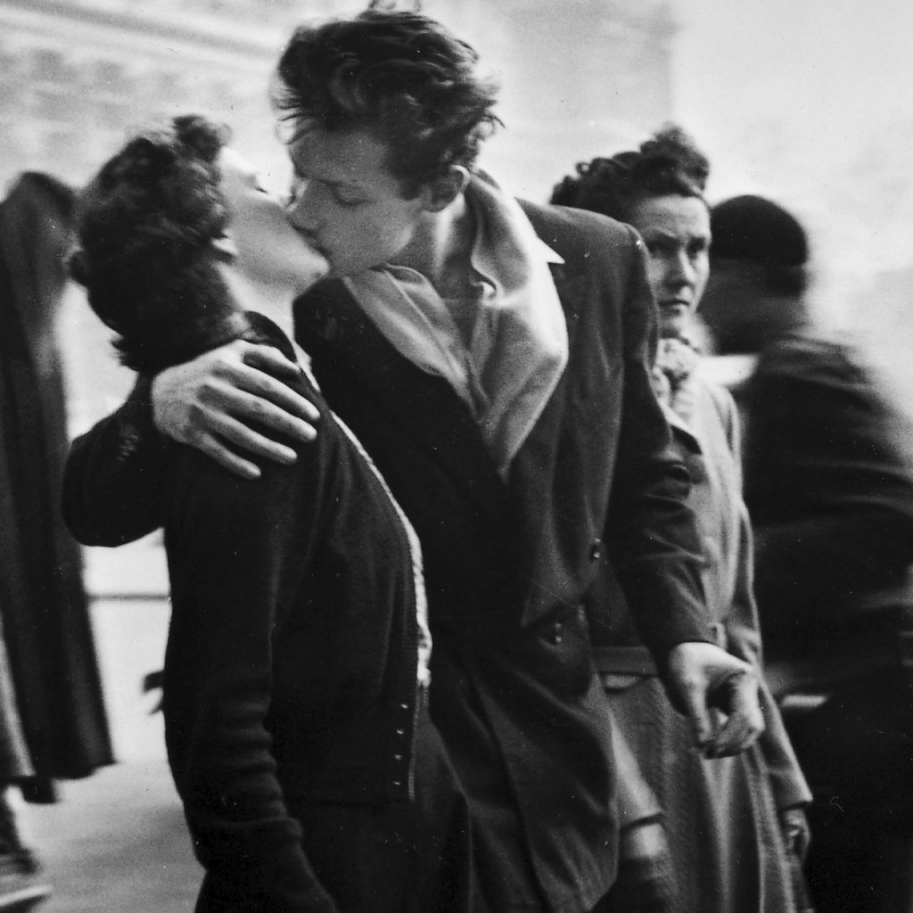 Черно-белая фотография влюбленных в Париже