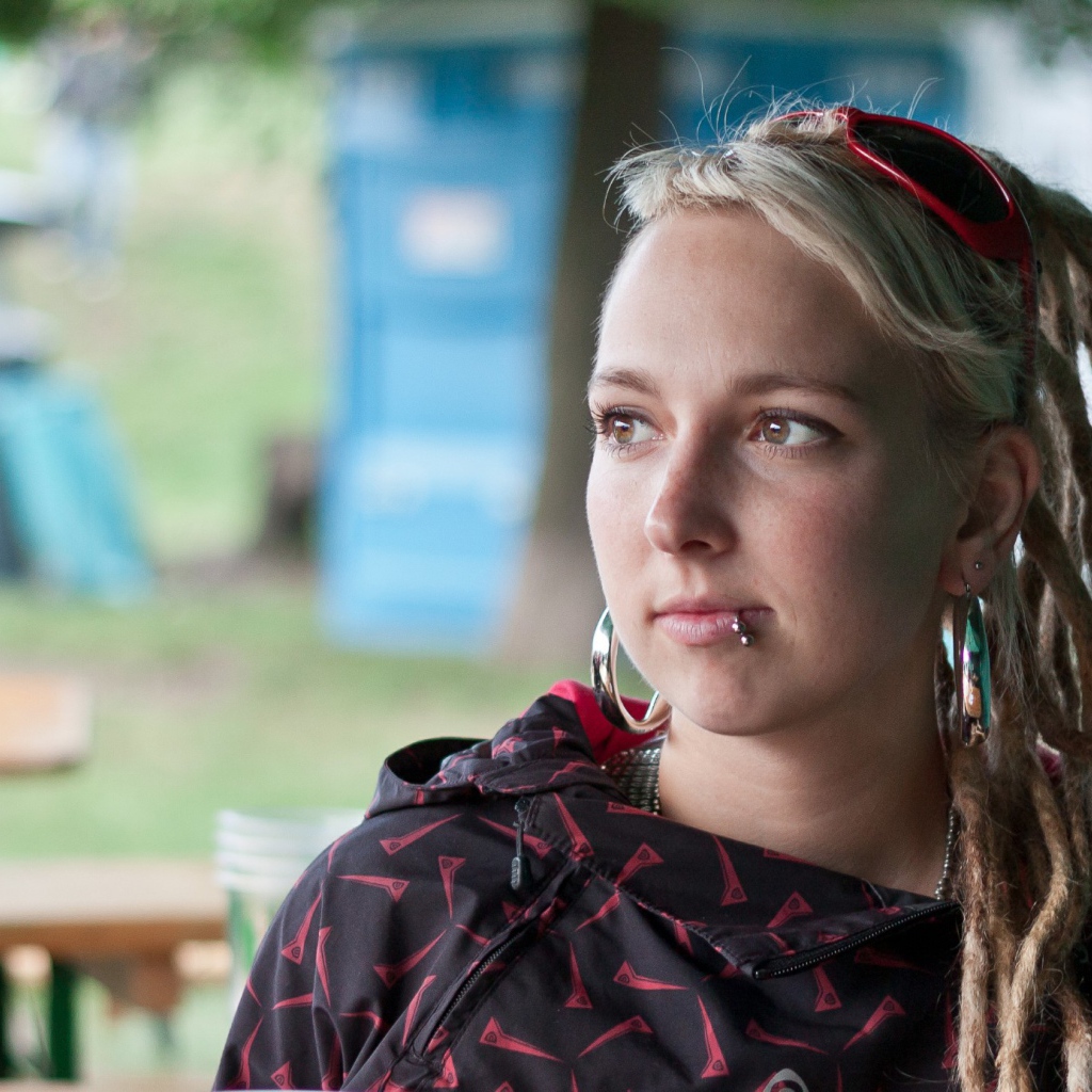 Девушка блондинка с дредами и пирсингом в губе