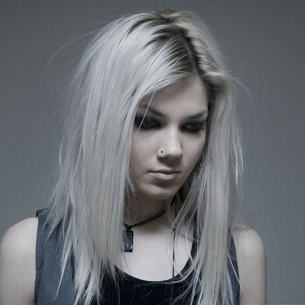 Девушка блондинка с пирсингом в носу