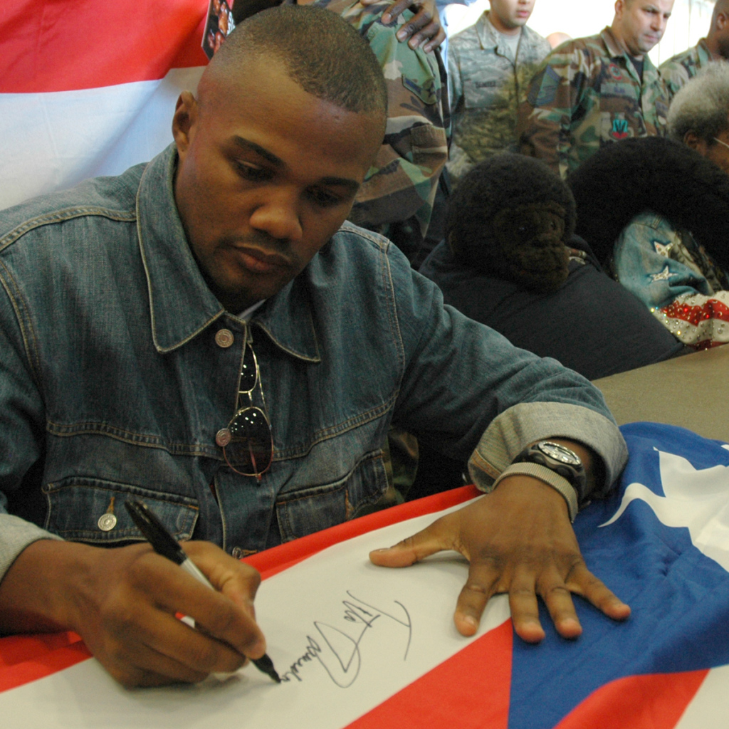 Боксер Феликс Тринидад подписывает флаг